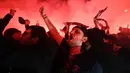 Para suporter Paris Saint-Germain (PSG) merayakan kemenangan PSG atas Borussia Dortmund di depan Stadion Parc des Princes, Paris, Rabu (11/3/2020). Kemenangan tersebut mengantarkan PSG ke perempat final Liga Champions. (AFP/Franck Fife)