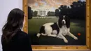 Pekerja melihat lukisan Millie Bush yang pernah menghuni Gedung Putih di museum anjing "Museum of the Dog" di New York City, 1 Februari 2019. Museum yang didirikan pada 1982 ini kembali ke Manhattan setelah absen lebih dari 30 tahun. (Johannes EISELE/AFP)
