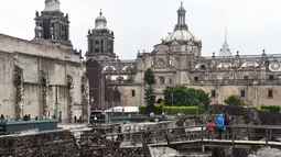 Suasana Templo Mayor di kota Meksiko, (12/8). Templo Mayor (dalam bahasa Spanyol berarti kuil besar) adalah salah satu kuil utama di Tenochtitlan, ibukota Aliansi Tiga Aztek, yang kini terletak di Ciudad de Mexico. (AFP Photo/Rodrigo Arangua)