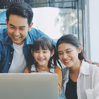 Ilustrasi keluarga sedang menggunakan internet/Shutterstock.