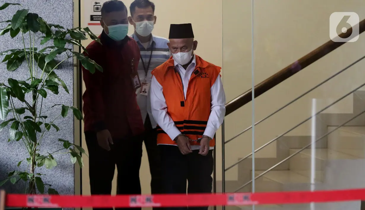 Bupati Hulu Sungai Utara (HSU), Abdul Wahid (kanan) sesaat sebelum rilis penetapan dan penahanan tersangka di Gedung KPK, Jakarta, Kamis (18/11/2021). Abdul Wahid merupakan tersangka suap dan gratifikasi pengadaan barang dan jasa di Kab Hulu Sungai Utara 2021-2022. (Liputan6.com/Helmi Fithriansyah)