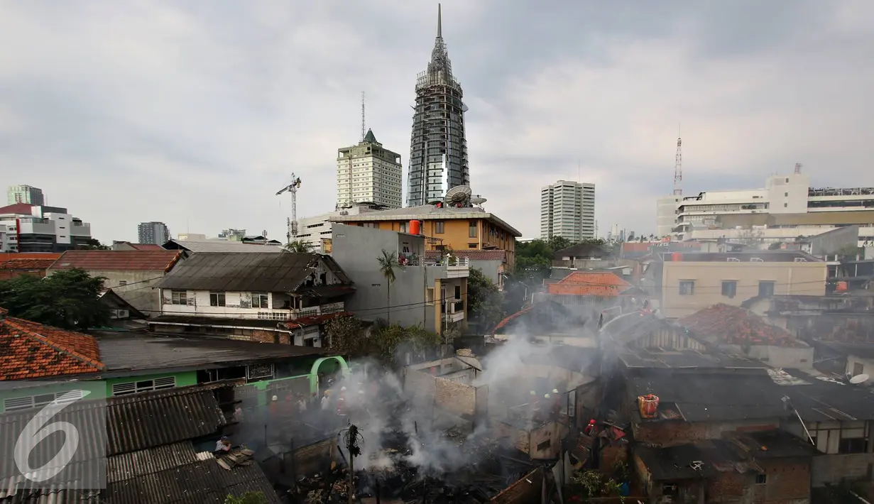 Suasana pemukiman yang terbakar di kawasan Palmerah, Jakarta, Kamis (4/8). Api yang diduga berasal dari arus pendek itu membakar 8 rumah. (Liputan6.com/Immanuel Antonius)