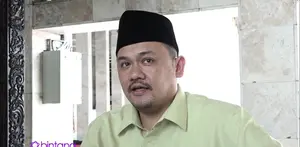 Farhat Abbas memulai aksinya untuk membeberkan kebenaran yang ia ketahui. Ia merasa tertipu oleh status Regina Andriane Saputri sebelum menikah dengannya.