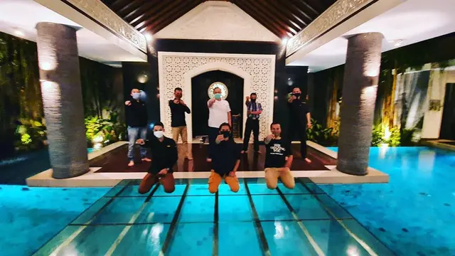 6 Potret Musala Ary Ginanjar yang Curi Perhatian, Di Atas Kolam Renang