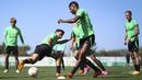 <p>Gelandang Sporting CP, Pedro Goncalves (kedua kiri) dan bek Matheus Reis mengikuti sesi latihan tim di tempat latihan akademi Cristiano Ronaldo di Alcochete,pada 19 April, 2023. (AFP/FILIPE AMORIM)</p>