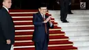 Presiden RI ke-3 BJ Habibie menghadiri acara sidang tahunan MPR 2017 di Senayan, Jakarta, Rabu (16/8). Sidang tahunan ini dihadiri sejumlah tokoh nasional, para menteri kabinet kerja, anggota DPR dan pejabat negara lainnya. (Liputan6.com/Angga Yuniar)