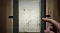 Gambar detail sketsa belakang karya Leonardo da Vinci yang dilelang di rumah lelang Tajan di Paris, Prancis (13/12). Sketsa lukisan itu ditemukan dalam portofolio seorang pensiunan dokter. (AFP/Philippe Lopez)