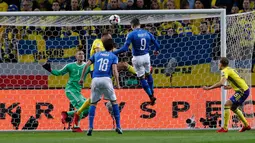 Pemain Italia Andrea Belotti menyundul bola saat melawan Swedia dalam laga Kualifikasi Piala Dunia 2018 di Stadion Friends Arena, Solna (10/11). Pada pertandingan leg pertama ini timnas Italia kalah 0-1 dari Swedia. (AP Photo/Frank Augstein)
