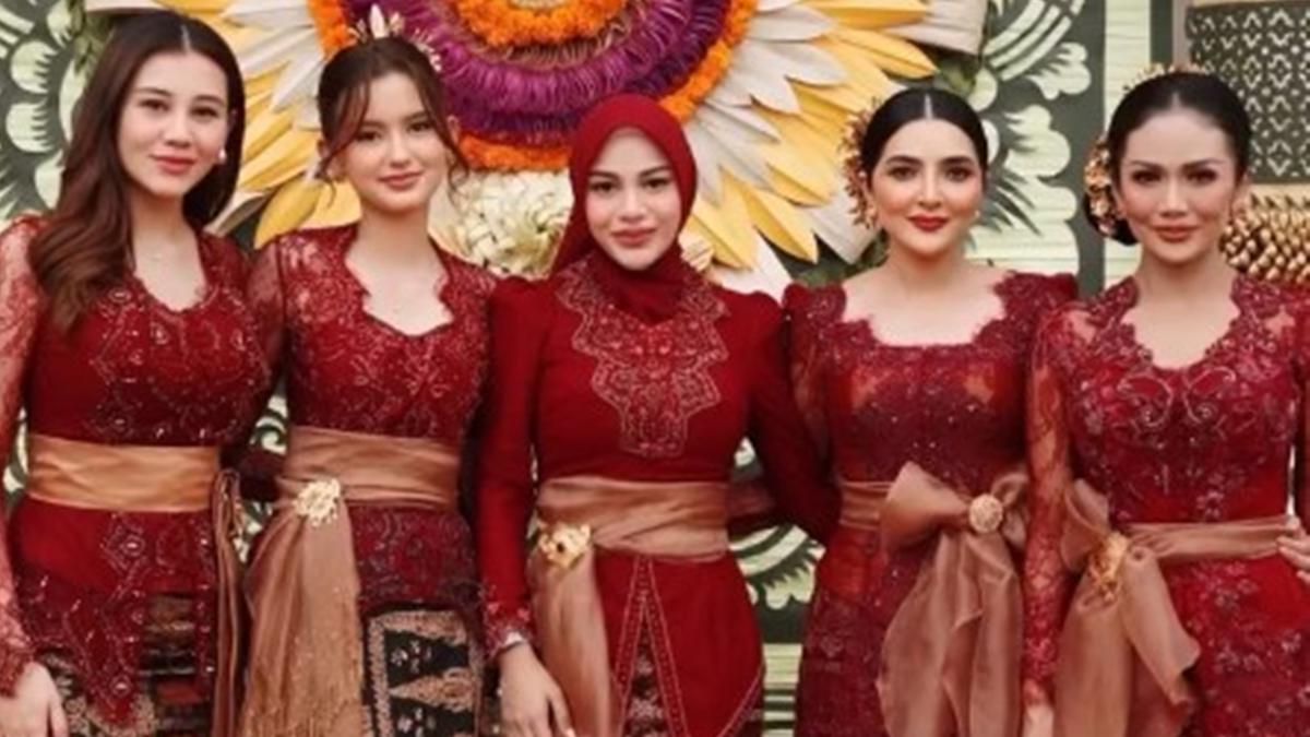 6 Potret Keluarga Hermansyah di Nikahan Kakak Sarah Menzel, Kompak Berbusana Adat Bali