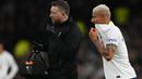 Reaksi kecewa striker Tottenham Hotspur, Richarlison saat meninggalkan lapangan usai mangalami cedera pada laga Liga Inggris 2022/2023 menghadapi Everton di Tottenham Hotspur Stadium, London (15/10/2022). Richarlison didatangkan Tottenham Hotspur dari sesama klub Liga Inggris, Everton pada awal musim 2022/2023 dengan nilai transfer 58 juta euro atau setara Rp929 miliar dengan durasi kontrak selama 5 tahun. Dari 25 penampilan di Liga Inggris, ketajamannya tak terlihat dengan hanya mengemas 1 gol dan 4 assist dari 27 laga. (AFP/Daniel Leal)