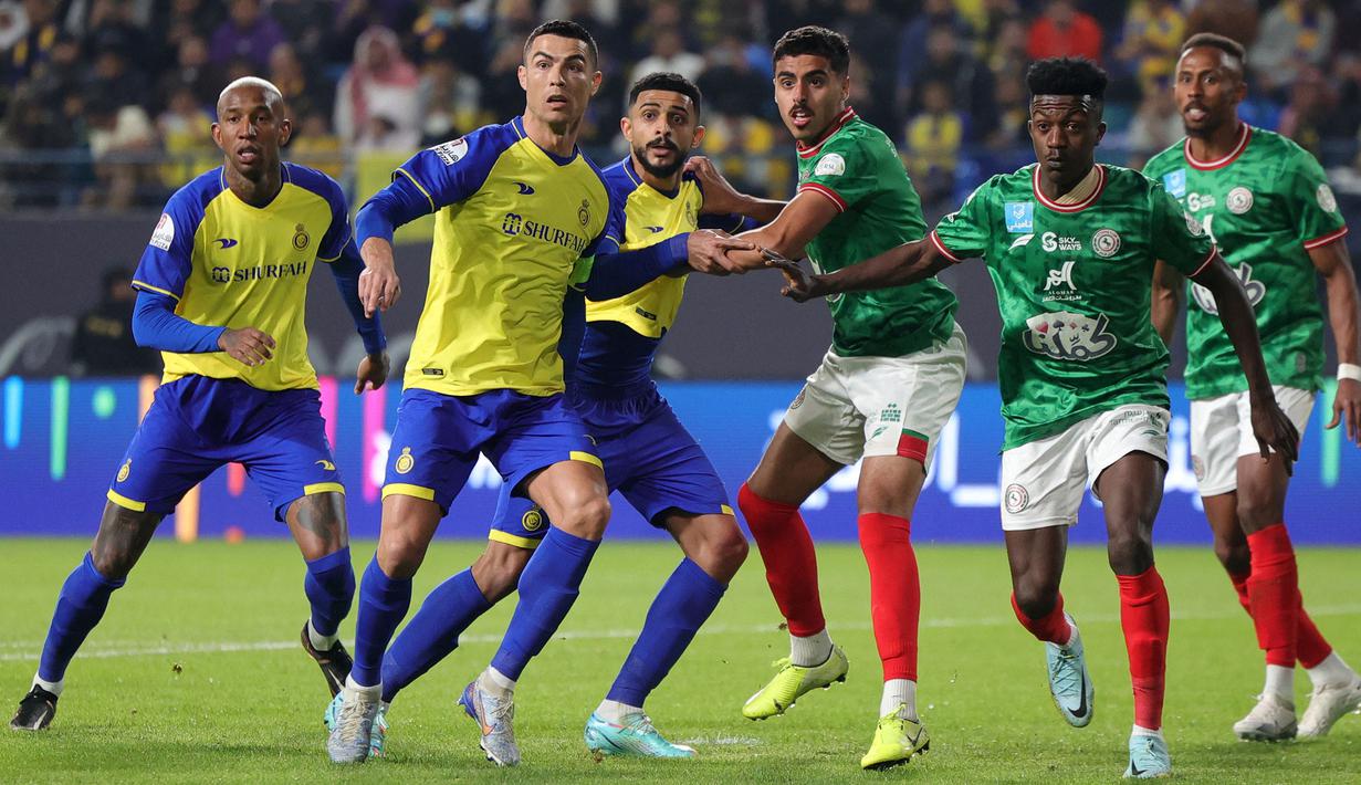 Pemain Al Nassr, Cristiano Ronaldo (kedua kiri) berusaha menyambut bola hasil tendangan pojok saat laga lanjutan Liga Pro Arab Saudi 2022/2023 melawan Al Ettifaq yang berlangsung di Mrsool Park, Riyadh, Arab Saudi, Minggu (22/01/2023). Al Nassr berhasil menang dengan skor 1-0 dan kini menempati puncak klasemen sementara Liga Pro Arab Saudi 2022/2023. (AFP/Fayez Nureldine)