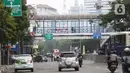 Spanduk imbauan tolak anarkisme terpasang di JPO di Jakarta, Minggu (11/10/2020). Spanduk imbauan untuk tidak melakukan aksi anarkisme merebak di sejumlah kawasan di Jakarta pascaaksi unjuk rasa massa yang menolak pengesahan Omnibus Law UU Cipta Kerja. (Liputan6.com/Faizal Fanani)