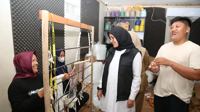 Bupati Banyuwangi Ipuk Fiestiandani (baju hitam) rumah krajinan tangan mukarambe (istimewa)