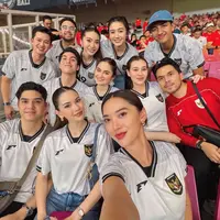 Sederet artis hadir mengenakan jersey Timnas away warna putih. Misalnya saja Febby Rastanty mengenakan jersey dipadukan celana denim panjang. [@aaliyah.massaid]