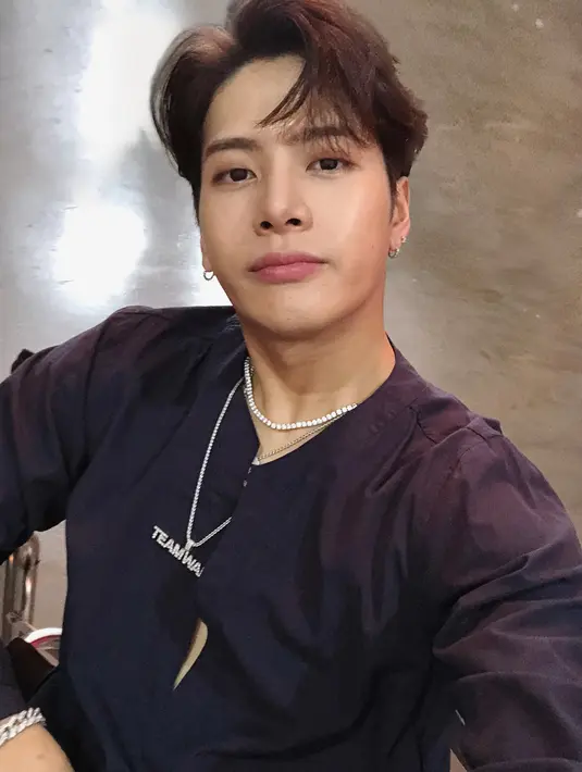 "Kepada kalian yang sudah mendampingi dan mendukung kami, terima kasih sudah berjalan bersama kami," ujarnya. (Foto: instagram.com/jacksonwang852g7)