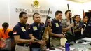 Petugas di Polda Metro Jaya memperlihatkan senjata api saat rilis peredaran senjata ilegal, Jakarta, Minggu, (15/11/2015). Jika terjadi penodongan dengan senjata api, Polisi mengimbau masyarakat untuk tidak melawan (Liputan6.com/Yoppy Renato)