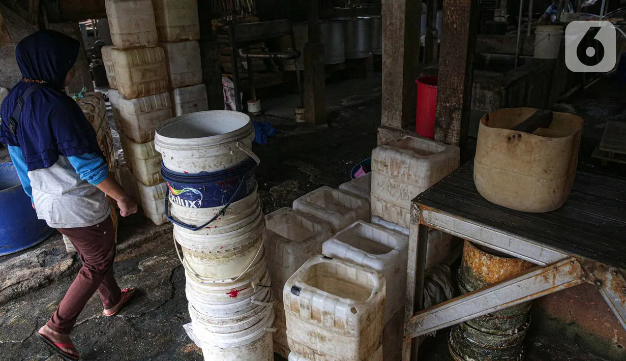 Pekerja saat melakukan mogok produksi di pabrik tahu di Jakarta, Senin (21/2/2022). Sejumlah pekerja pembuat tempe dan tahu di Jabodetabek melakukan aksi mogok produksi pada Senin (21/2) hingga Rabu (23/2). (Liputan6.com/Faizal Fanani)