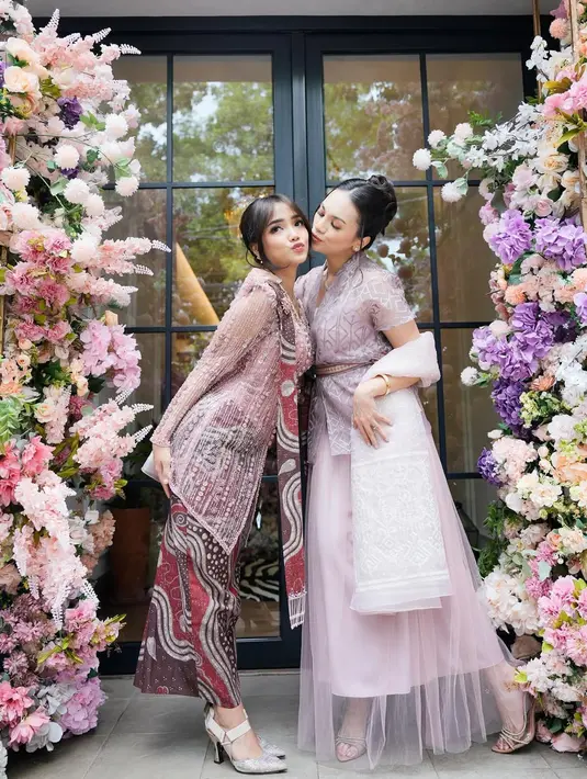 Penampilannya tampak serasi dengan anggota keluarga lainnya, seperti sang ayah Opah Faisal dan Fadly Faisal yang mengenakan kemeja batik merah, serta sang ibu, Dewi Zuhriati yang tampil elegan dalam kebaya kurung berpayet pink lengkap dengan hijab senada. [IG:@fuji_an].