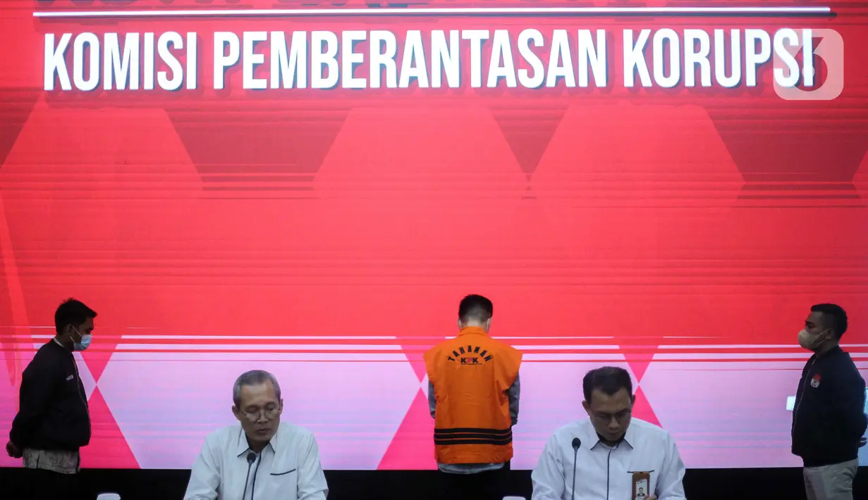 "Melakukan penahanan terhadap tersangka MG ditahan selama 20 hari ke depan, mulai 31 Juli sampai 19 Agustus di Rutan KPK pada Gedung Merah Putih," ujar Wakil Ketua KPK Alexander Marwata dalam konferensi pers. (Liputan6.com/Faizal Fanani)
