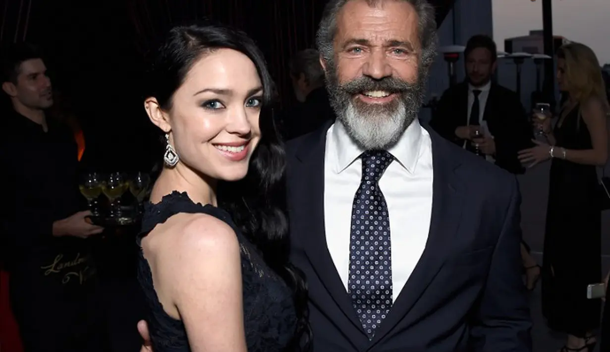 Mel dan Ross telah menjalin kasih sejak dua tahun lalu. Keduanya juga memiliki perbedaan usia yang terlampau jauh, Mel saat ini berusia 61 tahun sedangkan Ross baru menginjak 26 tahun. (AFP/Bintang.com)