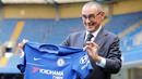 Pelatih baru Chelsea, Maurizio Sarri berpose dengan jersey tim usai konferensi pers di Stamford Bridge di London (18/7). Maurizio Sarri menggantikan pelatih sebelumnya Antonio Conte. (AFP Photo/Tolga Akmen)