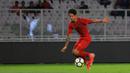 Striker Timnas Indonesia, Irfan Bachdim, mengontrol bola saat melawan Vanuatu pada laga persahabatan di SUGBK, Jakarta, Sabtu (15/6). Indonesia menang 6-0 atas Vanuatu. (Bola.com/Yoppy Renato)
