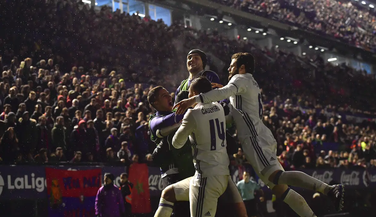 Selebrasi para pemain Real Madrid saat  Isco mencetak gol ke gawang Osasuna pada lanjutan La Liga di El Sadar stadium, Pamplona, (11/2/2017).  Real Madrid menang 3-0. (AP/Alvaro Barrientos)