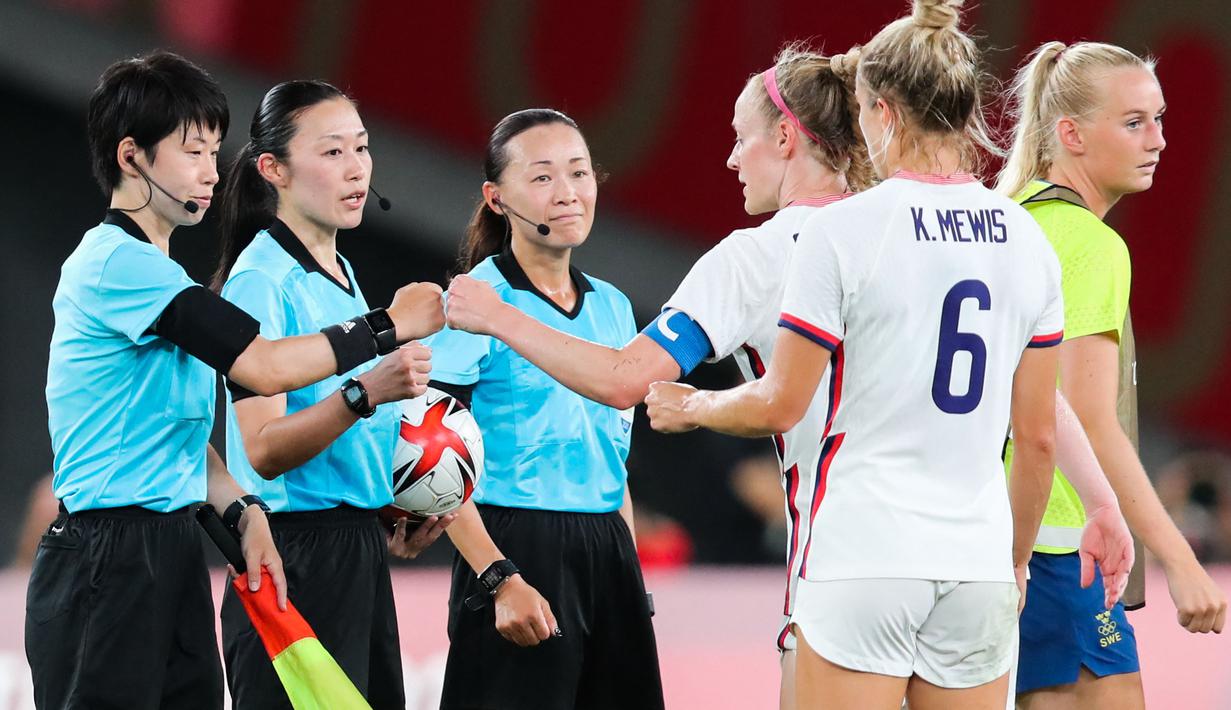 Akan ada momen bersejarah di Piala Dunia 2022 Qatar lantaran untuk pertama kalinya ajang sepak bola empat tahunan terbesar di dunia itu akan dipimpin oleh wasit perempuan. (AFP/Yoshikazu Tsuno)