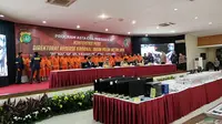 Polda Metro Jaya merilis 24 tersangka berikut barang bukti kasus judi online yang melibatkan sejumlah pegawai Kementerian Komdigi. (Liputan6.com/Ady Anugrahadi)