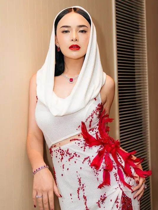 Dara 23 tahun itu tampil bold elegance mengenakan hooded dress rancangan Yenty Tan.  [IG: @bellyiverzon/@opick_hairstylist]