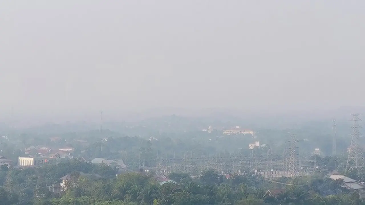 Kabut asap hasil kebakaran lahan di Riau dan kiriman dari provinsi tetangga beberapa waktu lalu.