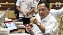 Menteri Dalam Negeri Tito Karnavian saat Rapat Kerja dengan Komisi II DPR di Kompleks Parlemen, Senayan, Jakarta, Selasa (26/2/2020). Rapat tersebut membahas berbagai isu, di antaranya Pilkada 2020 dan pengamanan kontingen PON selama berada di Papua. (Liputan6.com/Johan Tallo)