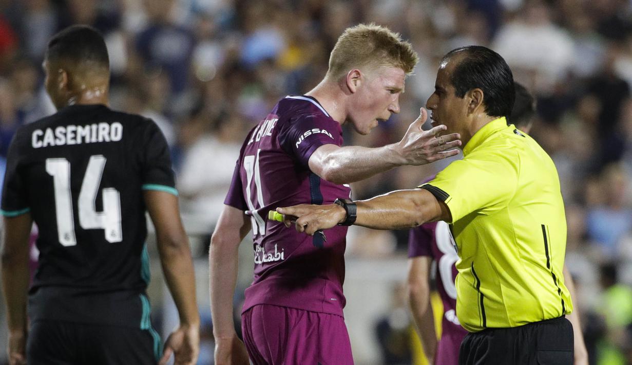 Gelandang Manchester City, Kevin De Bruyne, melakukan protes saat melawan Real Madrid pada laga ICC di Stadion Memorial Coliseum, California, Rabu (26/7/2017). Manchester City menang 4-1 atas Real Madrid. (AP/Jae C Hong)