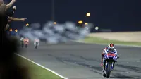 Pebalap Movistar Yamaha, Jorge Lorenzo, finis pertama pada balapan MotoGP Qatar di Sirkuit Losail, Senin (21/3/2016) dini hari WIB. (AFP/Karim Jaafar)
