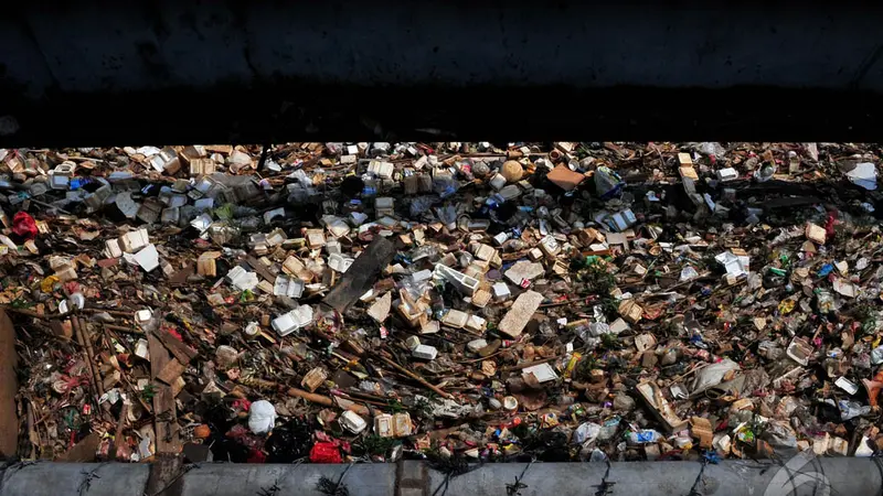 Tumpukan Sampah Penuhi Aliran Kali BKB