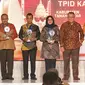 Bupati Banyuwangi Ipuk Fiestiandani (Tengah) menerima Penghargaan TPID Terbaik  Jawa-Bali dari Menteri Koordinator Perekonomian Airlangga Hartanto  (Istimewa)