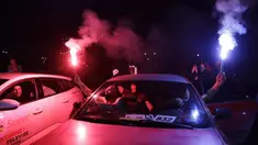 Suporter menyalakan flare saat menyaksikan pertandingan Viktoria Plzen dan Sparta Praha di sebuah bioskop drive-in di Pilsen, Republik Ceko, Rabu (27/5/2020). Di tengah pandemi COVID-19, suporter Ceko dapat menyaksikan pertandingan bola lewat layar di bioskop drive-in. (AP Photo/Petr David Josek)