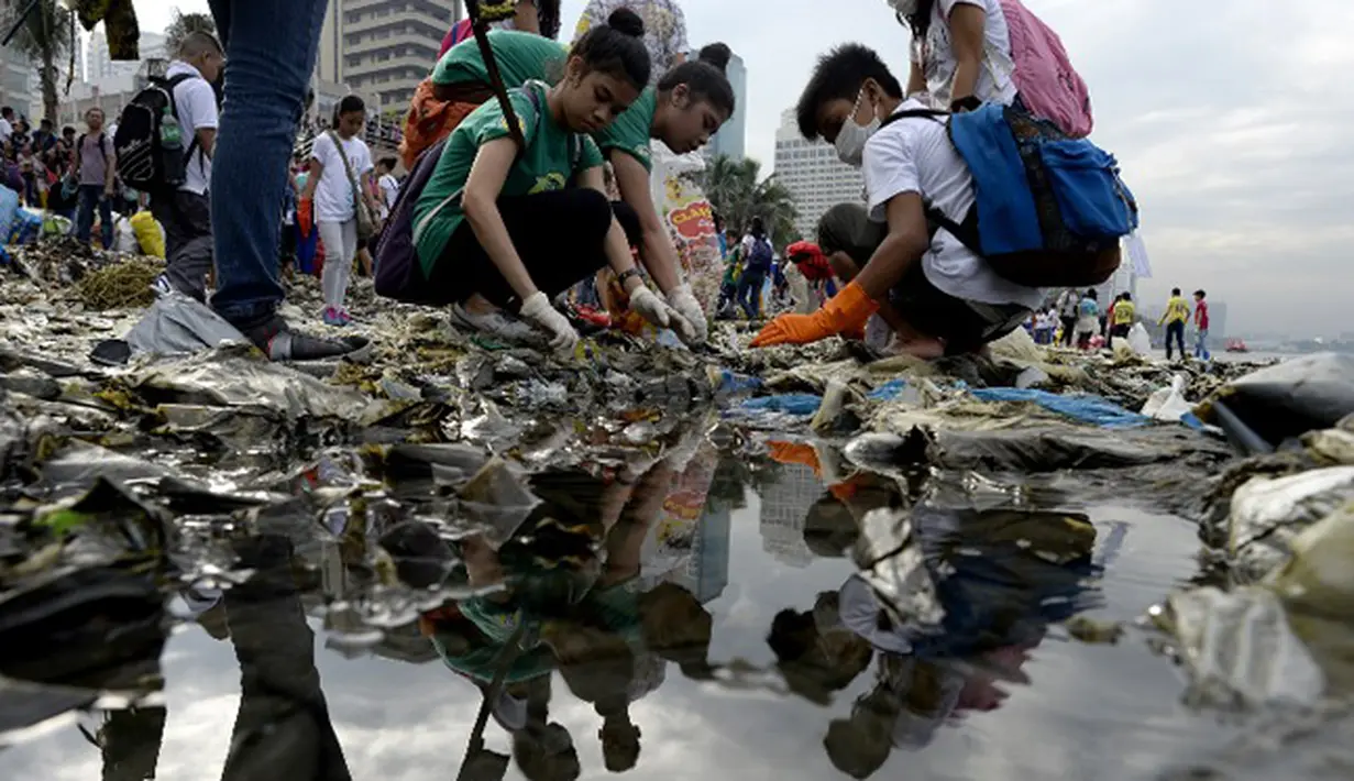 Relawan mengempulkan sampah yang menumpuk di Manila Bay pada (19/9/2015). Kegiatan membersihkan pantai ini untuk memperingati International Coastal Cleanup Day atau Hari membersihkan pantai internasional. (AFP PHOTO/NOEL CELIS)