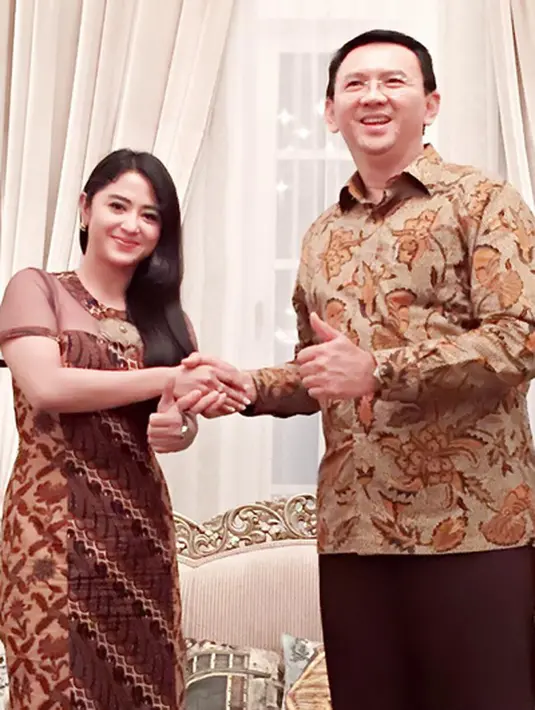"Matur suwun nggih pak... Untuk malam ini, seneng ati kulo pak 😜🙏💗 #dewiperssik #ahok" tulis dewiperssik16. Senyum Dewi Perssik bisa ketemu dan bersalaman dengan Ahok. (Instagram/dewiperssik16)