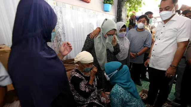 Eri Cahyadi saat memberikan santunan korban kecelakaan tol Surabaya-Mojokerto. (surabaya.go.id).