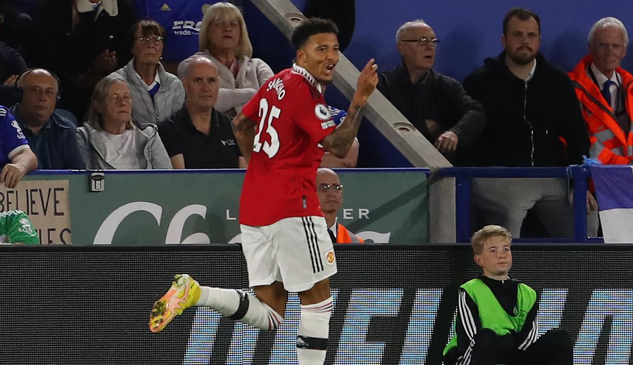 Manchester United akhirnya membuka keunggulan pada menit ke-23 lewat Jadon Sancho. Mendapatkan umpan terobos dari Marcus Rashford, pemain Inggris tersebut kemudian mengecoh kiper Danny Ward dan dengan tenang melesatkan bola ke gawang The Foxes. Skor 1-0 pun bertahan hingga paruh waktu. (AFP/Danny Ward)