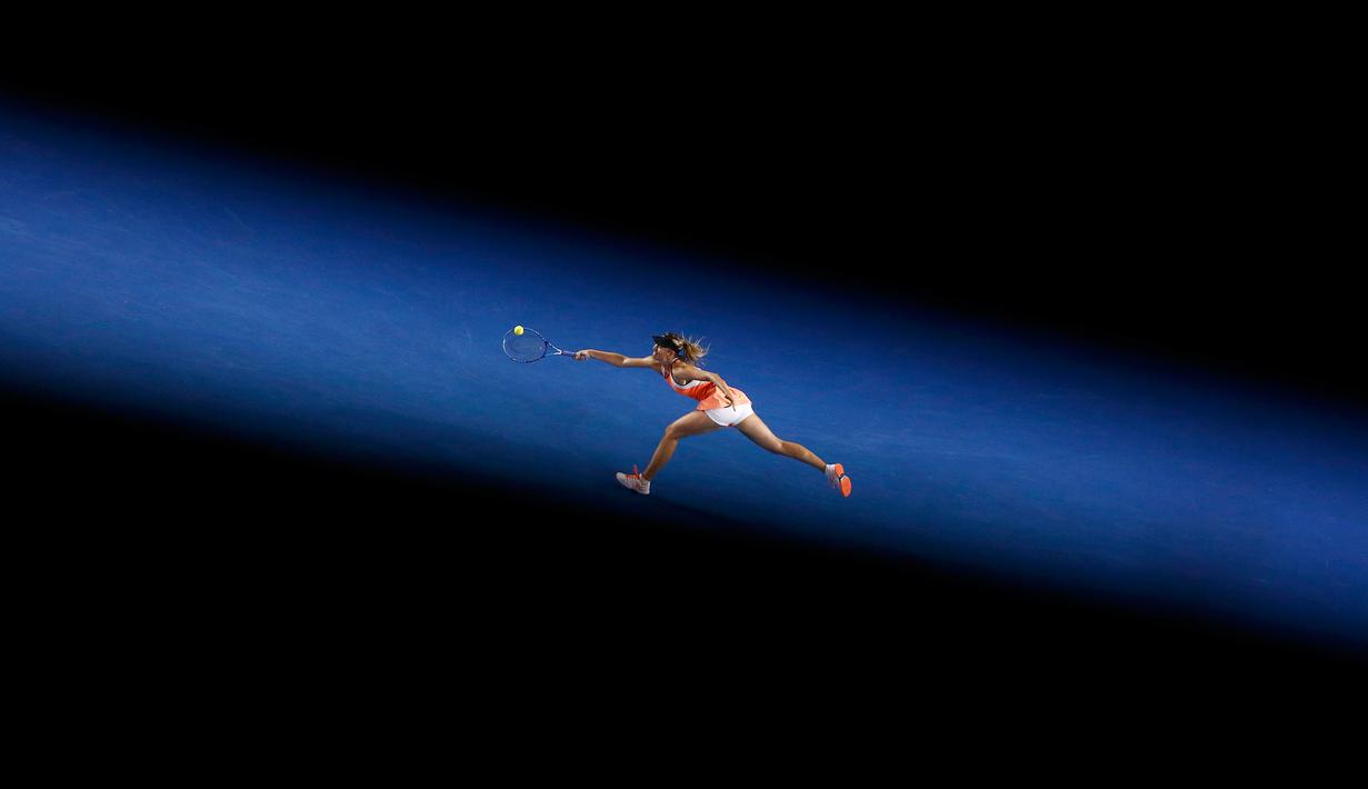 Maria Sharapova mengembalikan bola pukulan Petenis putri asal AS Lauren Davis saat pertandingan putaran ketiga di Australia Open 2016 di Melbourne Park, Australia, (22/1). Sharapova menang 6-1, 6-7(5), dan 6-0. (REUTERS/Jason Reed)