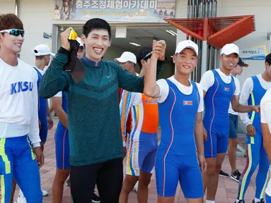 Keakraban atlet Korea Selatan dan Korea Utara saat menghadiri sesi latihan bersama jelang Asian Games 2018 di Tangeum Lake International Rowing Center, Chungju, Korea Selatan, Selasa (31/7). (Jeon Heon-Kyun/Pool/AFP)