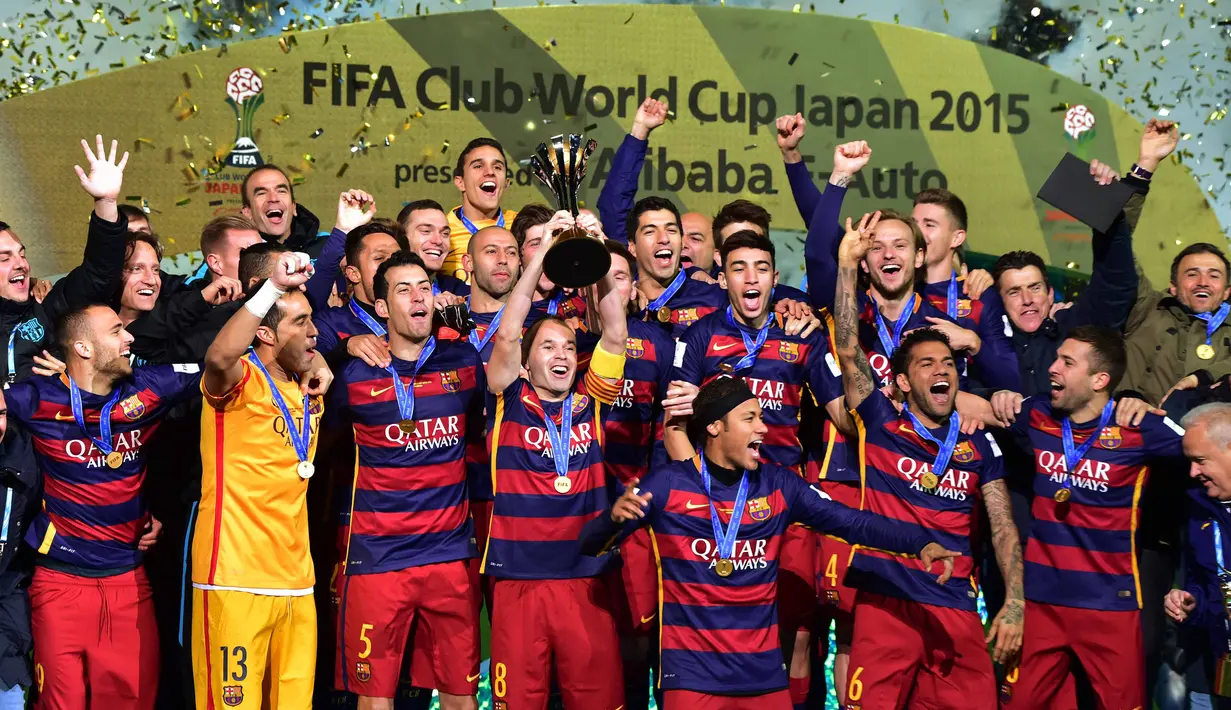 Pemain Barcelona FC merayakan gelar  FIFA Club World Cup usai mengalahkan River Plate 3-0 di Yokohama, Suburban, Tokyo , (20/12/2015). (AFP Photo/Yoshikazu Tsuno)