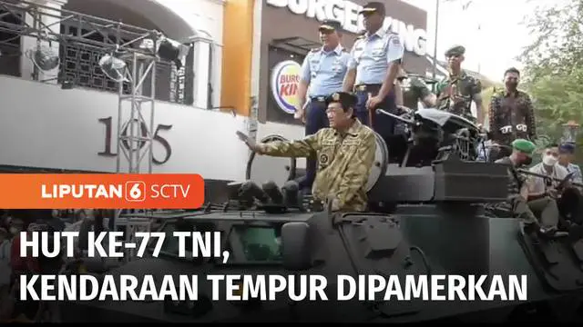 Parade Alutsista digelar di Jalan Malioboro Yogyakarta dalam rangka HUT ke-77 TNI. Gubernur Yogyakarta Sri Sultan Hamengkubuwono X dan warga turut naik kendaraan tempur dalam parade.