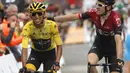 Geraint Thomas (kanan) rekan setim Egan Bernal memberi selamat atas keberhasilannya menyelesaikan lomba Tour de France 2019 pada etape ke-20 sejauh 59,5 kilometer. (AP/Christophe Ena)