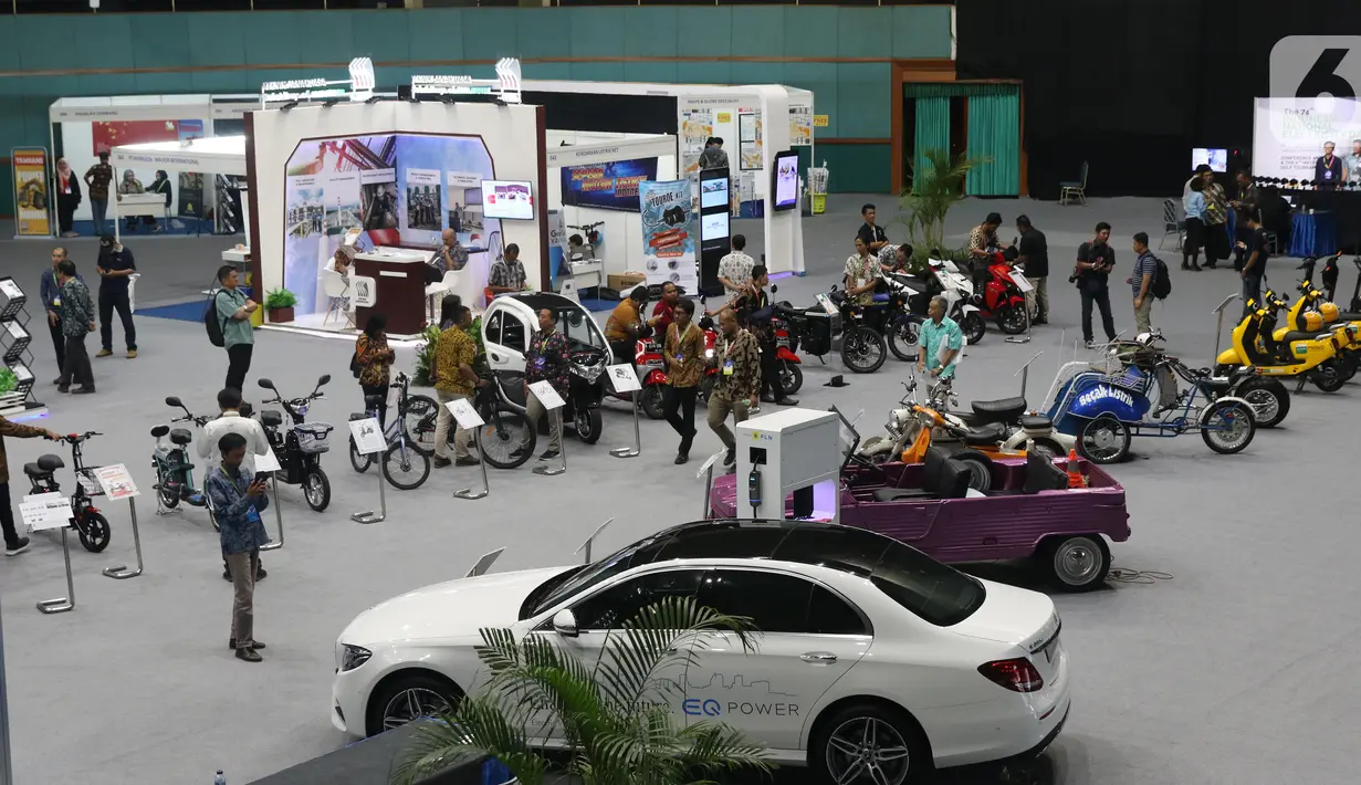 Suasana pameran pada Hari Listrik Nasional di JCC, Jakarta, Rabu (9/10/2019). Acara ini diisi dengan seminar serta pameran produk terkini terkait listrik 4.0 termasuk mobil dan sepeda motor listrik. (Liputan6.com/Angga Yuniar)