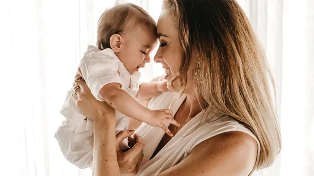 Ilustrasi menggendong bayi