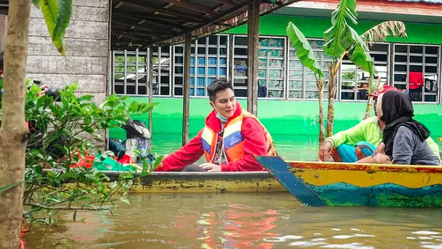 Momen Baim Wong Kunjungi Korban Banjir Kalsel, Terjun Langsung Salurkan Donasi. (Sumber: Instagram/baimwong)