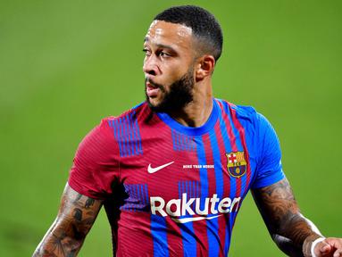 Memphis Depay - Bomber asal Belanda ini merupakan senjata baru Barcelona setelah kepergian Lionel Messi ke PSG. Selain ganas di depan gawang lawan, mantan pemain Lyon itu juga kreator serangan serta pengumpan handal yang perlu diwaspadai Bayern Munchen. (Foto:AFP/Pau Barrena)